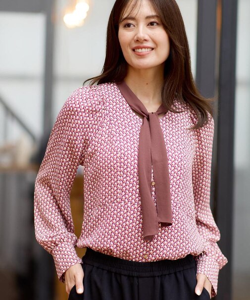 【レイヤードに◎】ボウタイプリントブラウス