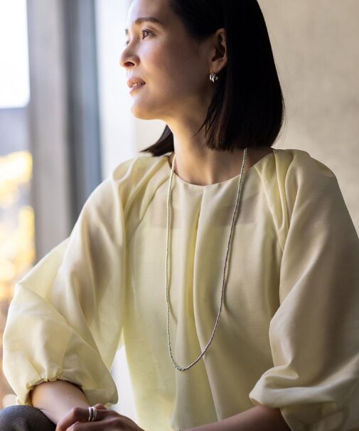 ボリュームスリーブサテンジャカードブラウス