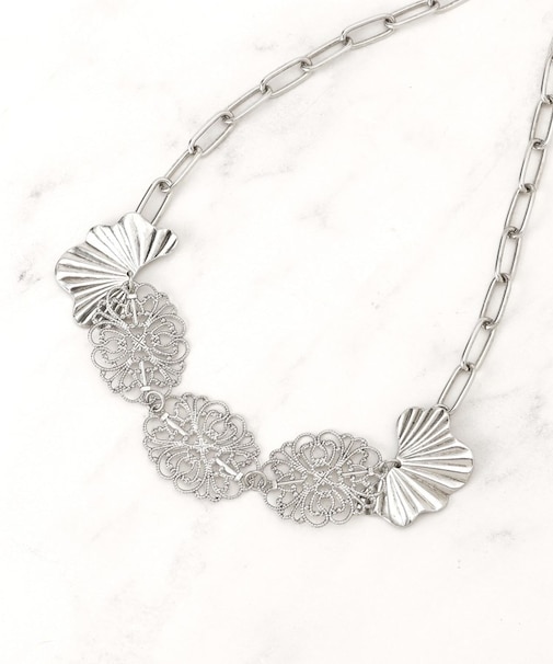 【透かし柄】フラワーモチーフネックレス