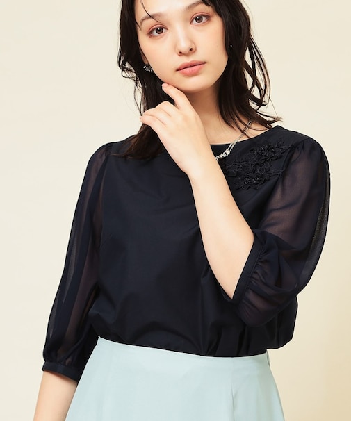 【フラワーモチーフ付き/袖シフォン】肘下丈ブラウス