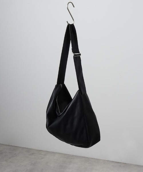 ルーズビッグショルダーバッグ／たすき掛け／ビッグ／A3サイズ収納可能