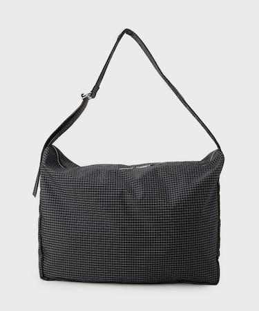 ルーズビッグショルダーバッグ／たすき掛け／ビッグ／A3サイズ収納可能