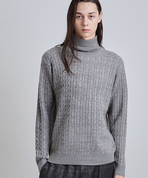 ケーブルタートルニット