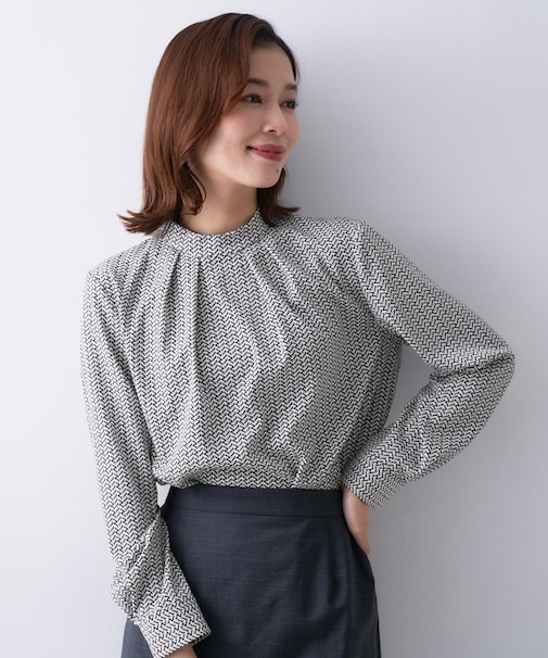 ジオメトリック ハイネックブラウス