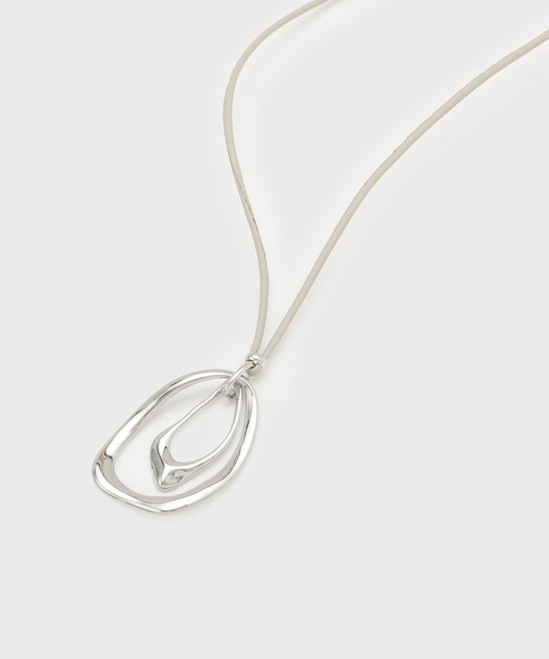 レザー調トップネックレス