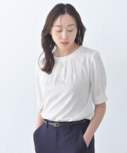 タックディティールブラウス