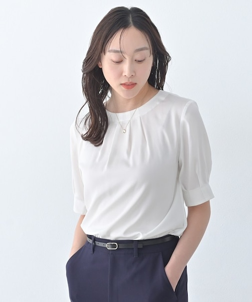 タックディティールブラウス