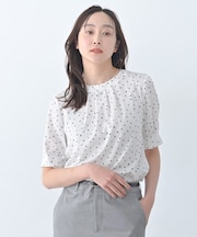 タックディティールブラウス