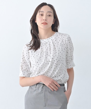 タックディティールブラウス