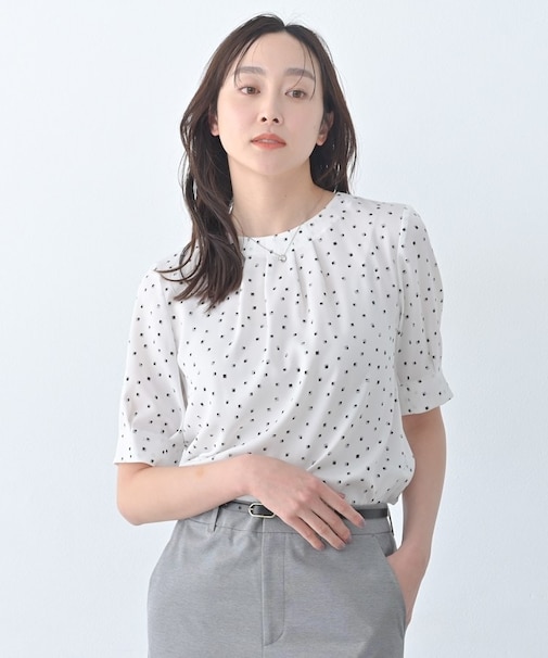 タックディティールブラウス