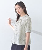 タックディティールブラウス