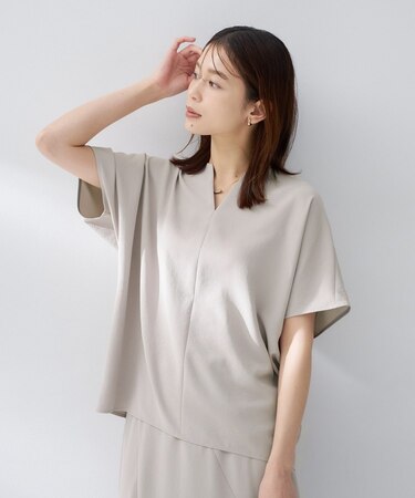 【夏の名品セットアップが今年も登場！/はっ水/遮熱】リラクミスト キーVネックブラウス