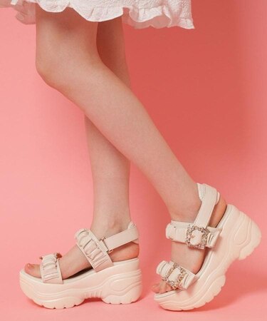 厚底バックルサンダル