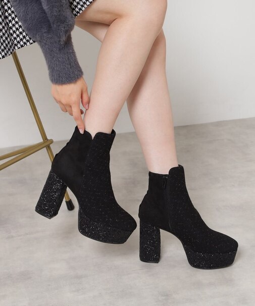 【ラク盛り／ショートブーツ】リピーター続出／脚長美脚 3連バックリボングリッターヒールショートブーツ