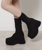 スタイルぐんっとアップ！厚底ニットショートブーツ