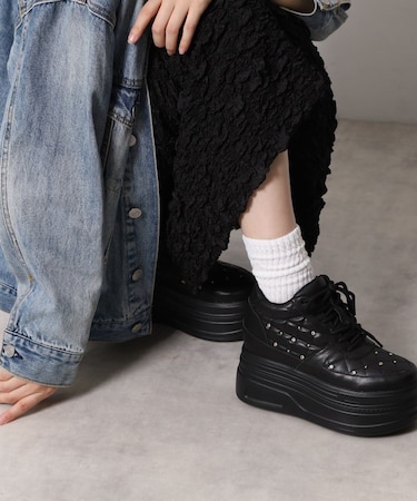 きゅんフィット厚底フラットキルティングスタッズスニーカー