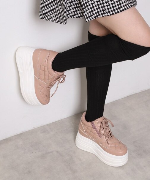 きゅんフィット厚底フラットキルティングスタッズスニーカー
