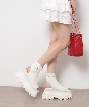 ボリューム厚底ブーツサンダル