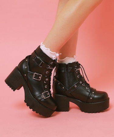 厚底ベルト付きブーツ