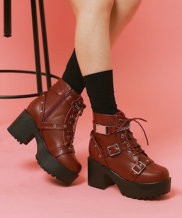 厚底ベルト付きブーツ