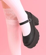 ストラップ付きパンプス