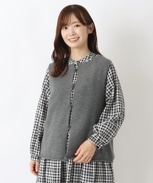 ふわもち素材のシンプル前開きベスト
