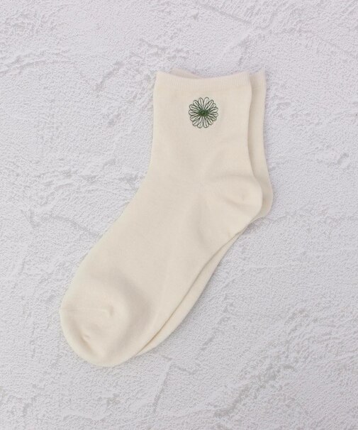 ◆ラテミルク 10cmマーガレット刺繍 クォーターソックス