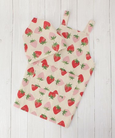 【ワンズテラスオリジナル】イチゴパーティ キッズエプロン