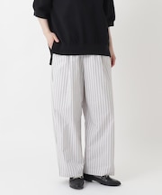 タイプライタータック入りストレートパンツ