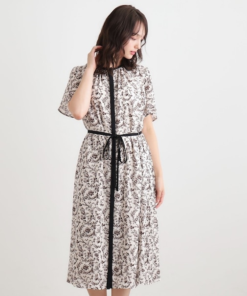 【二の腕カバー/同柄アイテムあり】アイロンワーク スクロール柄ワンピース