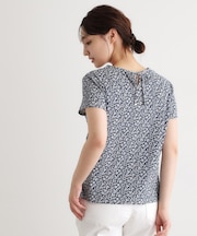 【接触冷感／マシンウォッシュ可】スウィート アリッサム柄スムースTシャツ