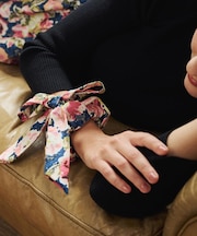 【WEB限定／3WAY／リボン取外し可／同柄ワンピースあり】ミラ ブルームズ柄シュシュ