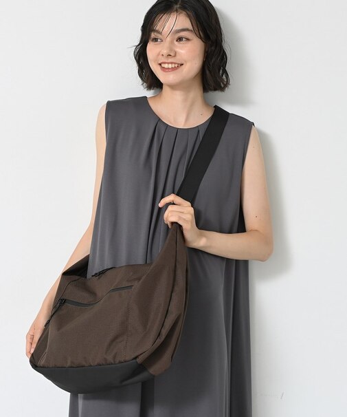 【ユニセックス/A4収納可/多ポケット】リップストップハーフムーンショルダーバッグ