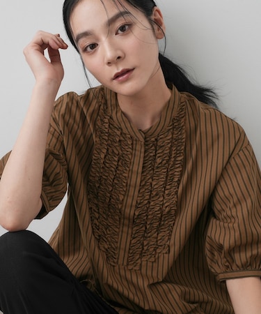 【洗える】フリルバンドカラー五分袖ブラウス