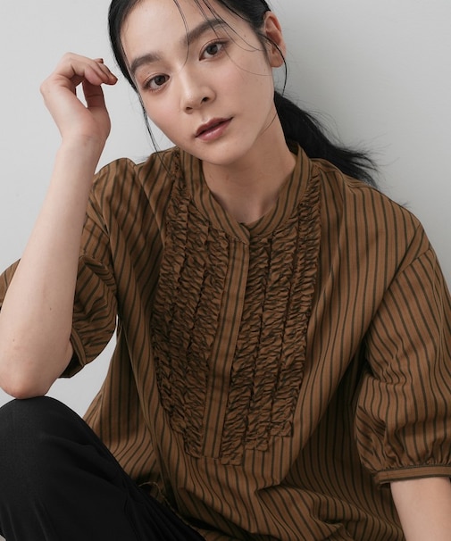 【洗える】フリルバンドカラー五分袖ブラウス