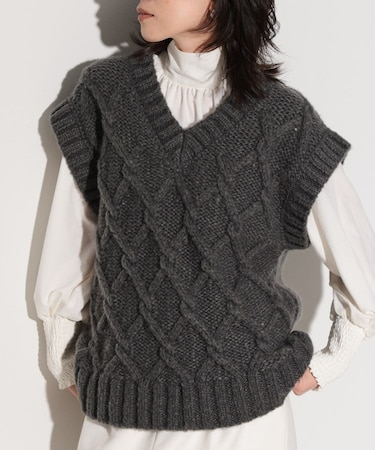 ケーブルニットベスト