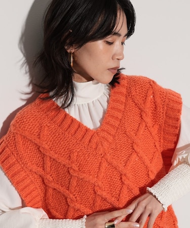 ケーブルニットベスト