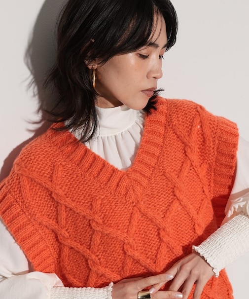 ケーブルニットベスト