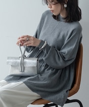 ペプラムハイネックニット