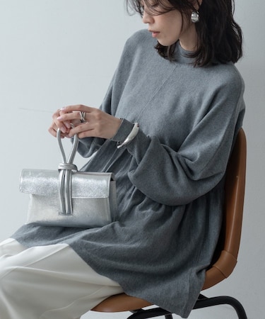 ペプラムハイネックニット