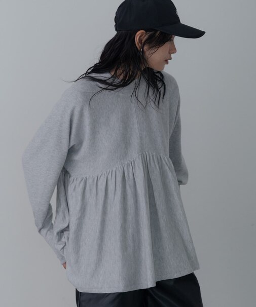 ペプラムハイネックニット