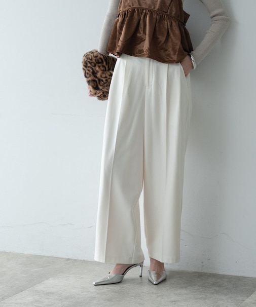 ホワイトタックパンツ