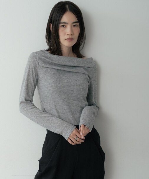オフショルカットソー