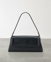 モダンシルエットクラッチバッグ