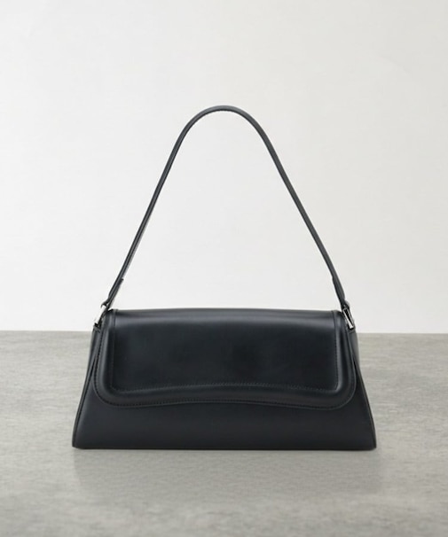 モダンシルエットクラッチバッグ