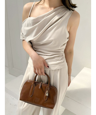 オフショルドレープブラウス