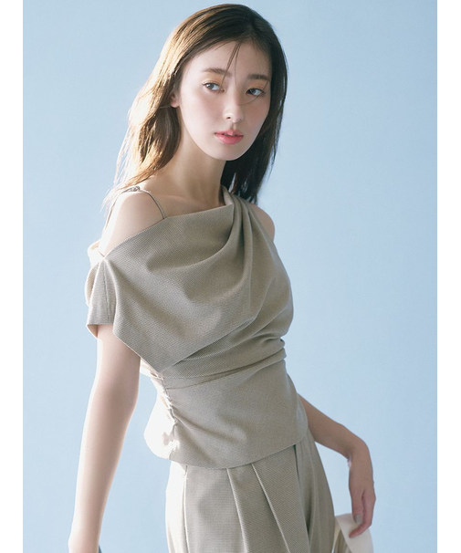 オフショルドレープブラウス