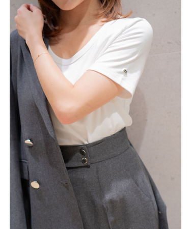 UネックTシャツ