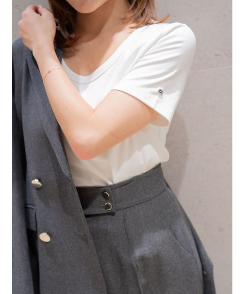 UネックTシャツ