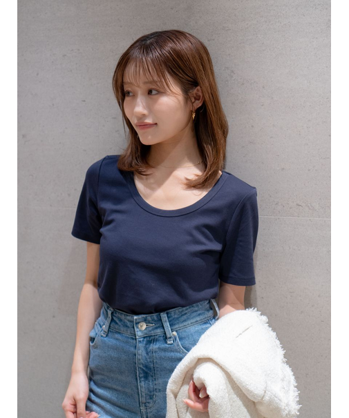 UネックTシャツ